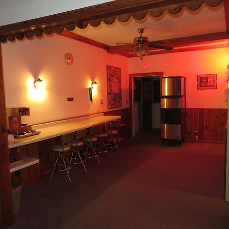 Travelers Inn Motel Игл-Ривер Экстерьер фото